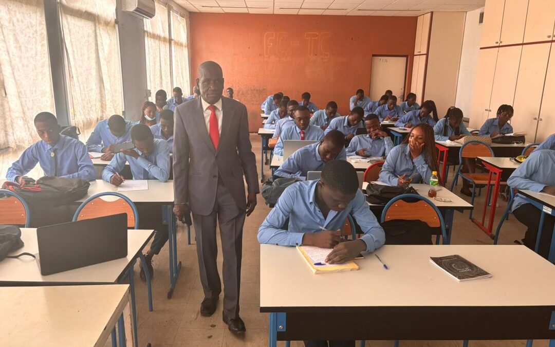 Les étudiants futurs ingénieurs de l’INP-HB de Yamoussoukro, en plein cours avec leur professeur Dr YAO Yao Bertin.