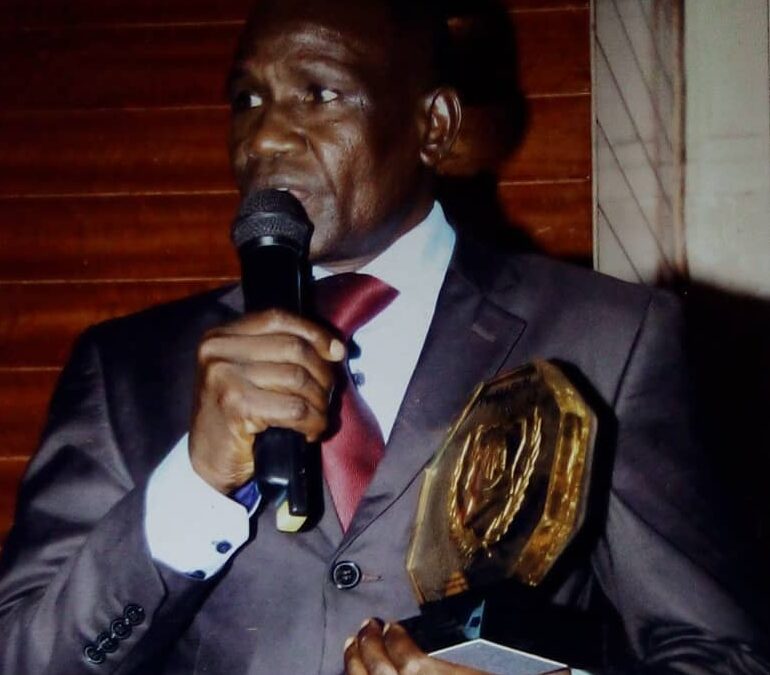 Dr YAO Yao Bertin ex Maire de Yopougon professeur des universités Françaises …tenant fièrement son trophée de Meilleur Gestionnaire des communes en 2012.